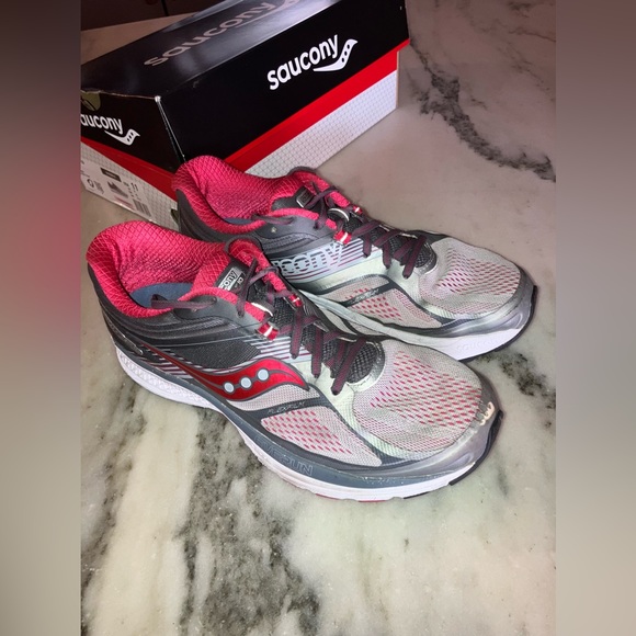 Saucony size 11 Women’s Running Shoes pink and silver Style S10350-2 - Picture 3 of 16